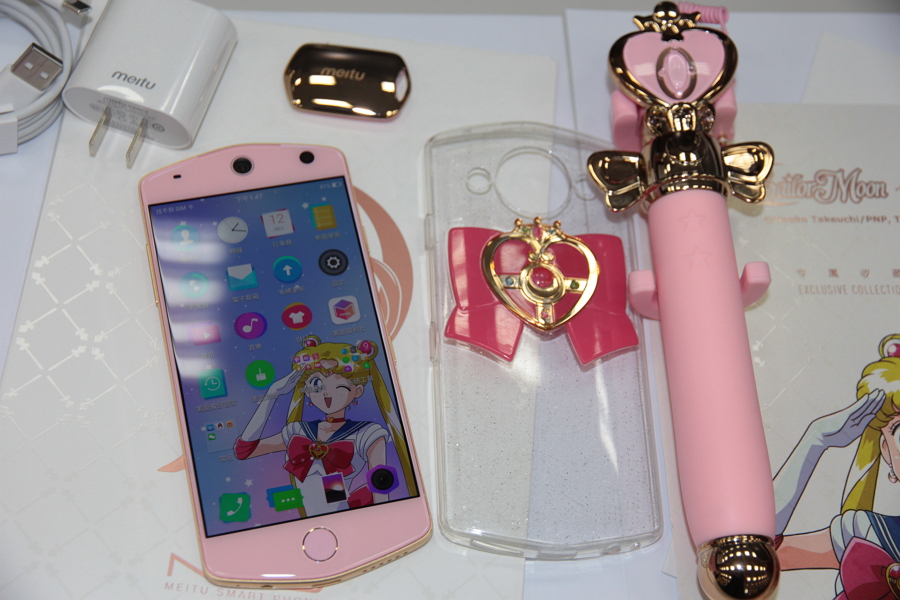 除了手機以外，內有心月自拍棒、心月遙控器、心鑽保護套等官方授權配件（圖／記者劉季清攝）