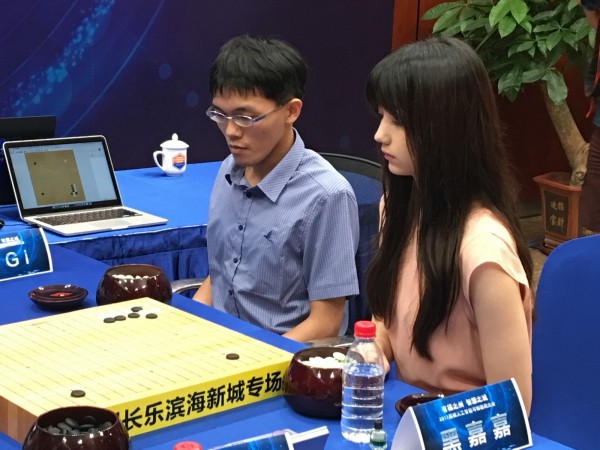 交大吳毅成教授的研發團隊所設計的CGI程式日前與棋手黑嘉嘉配對組也打敗其他棋手。(交大提供)