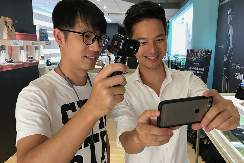 消費者可於全台 Garmin 科技生活體驗館,透過 VR 裝置真實體驗 360 全景拍攝效果。(圖片來源/Garmin 提供)