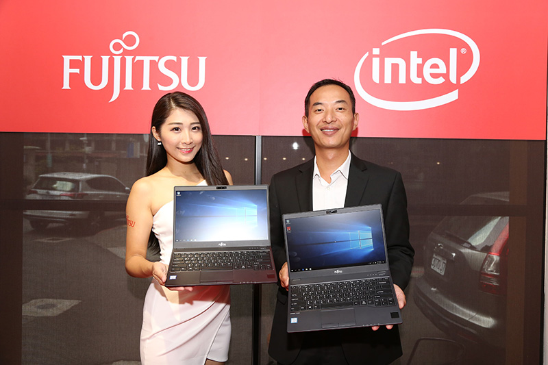 富士通業務經理余成傑展示 LIFEBOOK U9 系列新款商務筆電。(圖片來源/富士通提供)