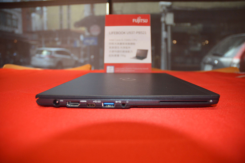 最新款 LIFEBOOK U9 系列具備完整的連接介面,並可配置 USB Type-C 連接裝置。(圖片來源/富士通提供)
