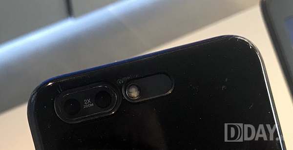 疑似為ZenFone 4 Pro真機照片,搭載雙鏡頭並具備有2倍光學變焦。(圖/翻攝自DDAY)
