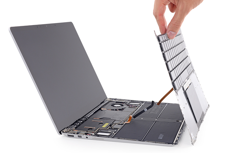 iFixit 表示 Surface Laptop 是一款「用膠水黏著的怪物」。(圖片來源/iFixit)