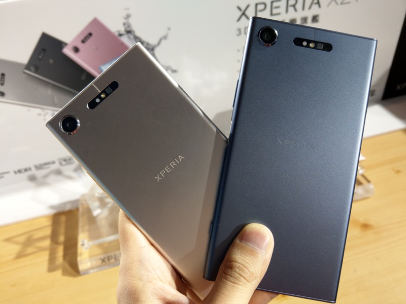 XZ1 採用一體成型全金屬機身,因此在機身一些部份採用注塑設計來維持天線訊號。(圖/記者黃敬淳攝)
