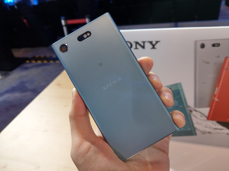 XZ1 Compact 採用玻璃纖維背蓋,再透過特殊製程與塑膠結合。(圖/記者黃敬淳攝)
