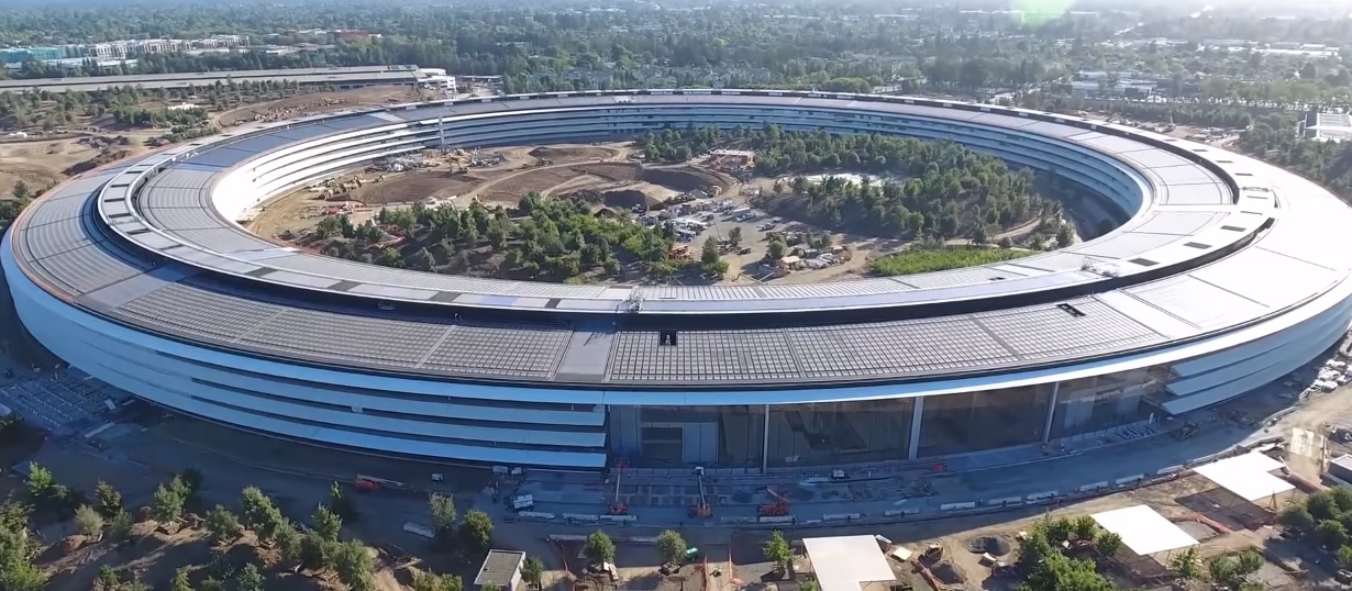 蘋果新品發表會,今年為首度在Apple Park新總部的賈伯斯聽舉辦。(圖翻攝自YouTube影片)