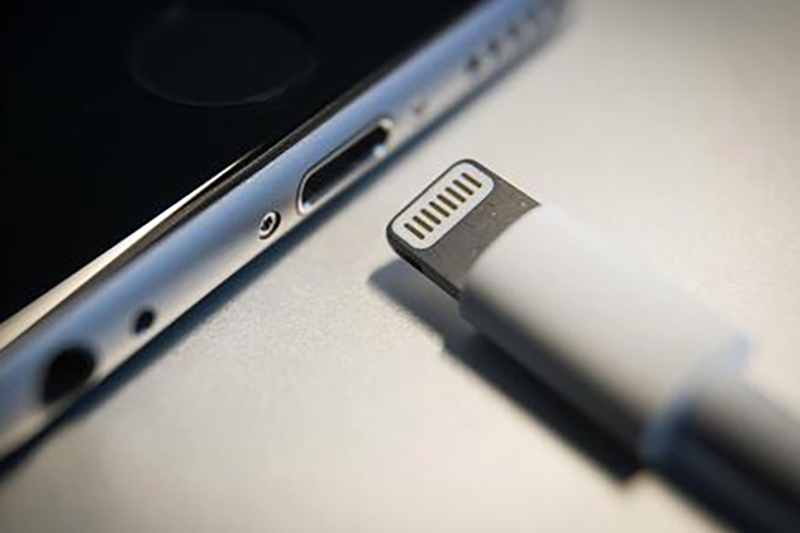 第一步先將 iOS 裝置連接到 Mac 或 PC。(圖片來源/CNBC)