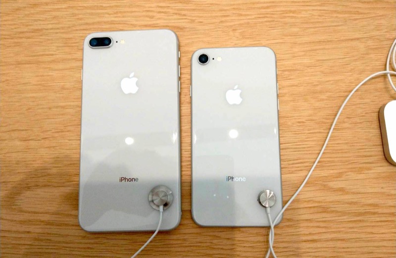 銀色版 iPhone 8、8 Plus。(圖/記者劉惠琴攝)