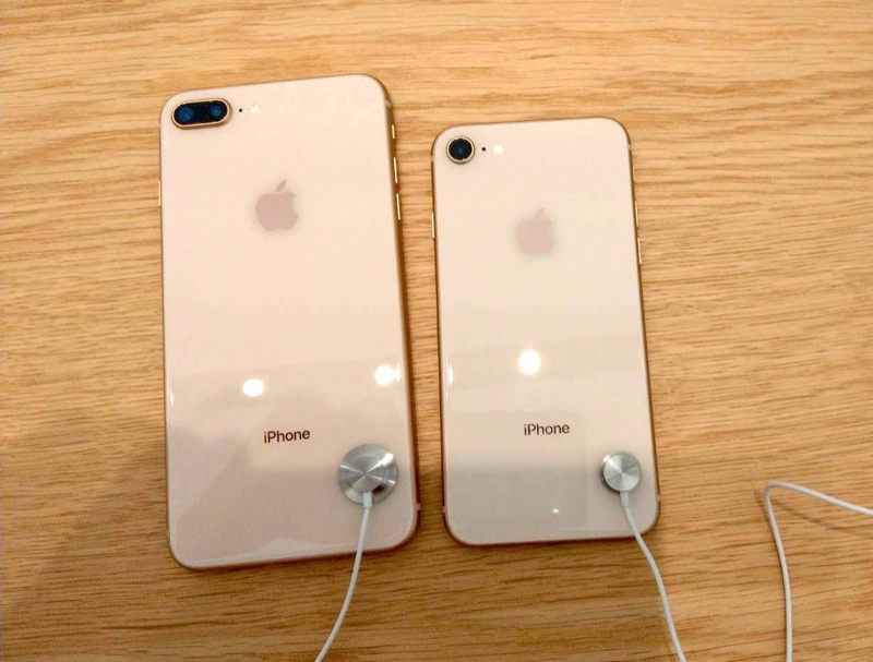 金色版 iPhone 8、8 Plus。(圖/記者劉惠琴攝)