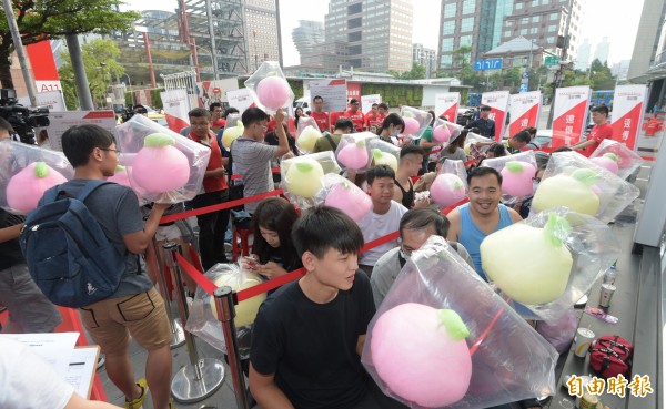 蘋果新手機iPhone 8 台灣9/22日首賣，遠傳電信舉辦排隊吃蘋果棉花糖抽機票活動，吸引排隊人潮。（圖／記者張嘉明攝）