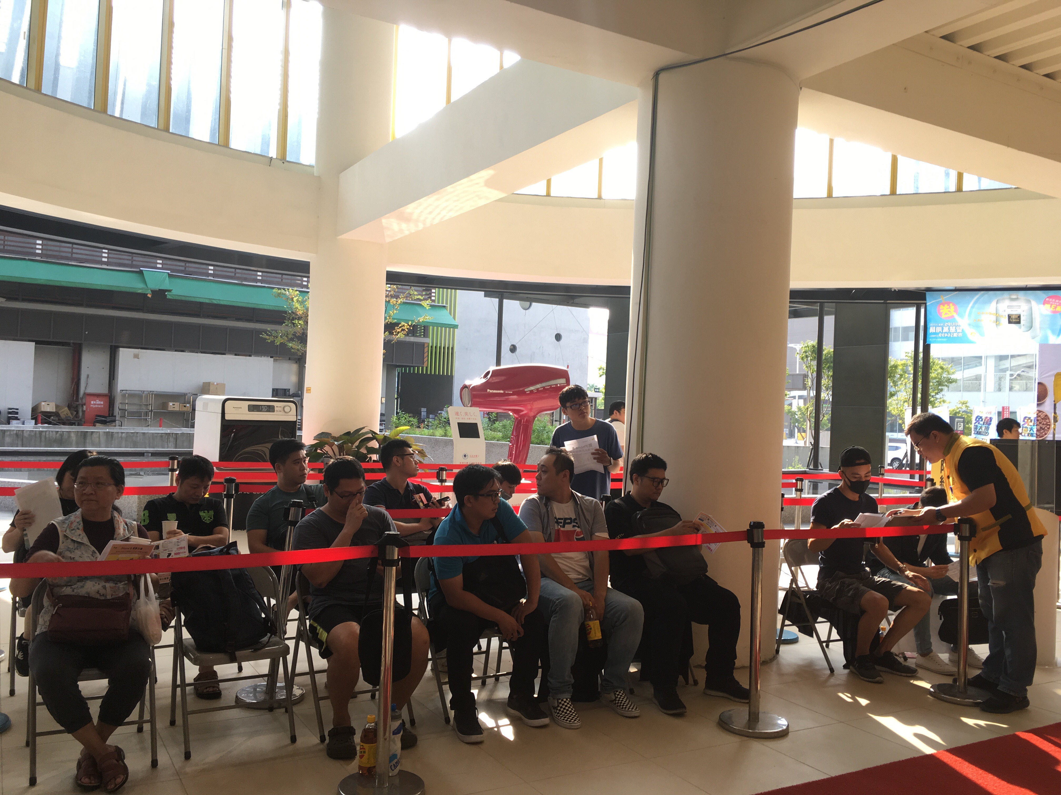 22日上午10點，開賣2小時全台銷售破千台，圖為今早內湖旗艦店排隊現況。(圖／燦坤提供)