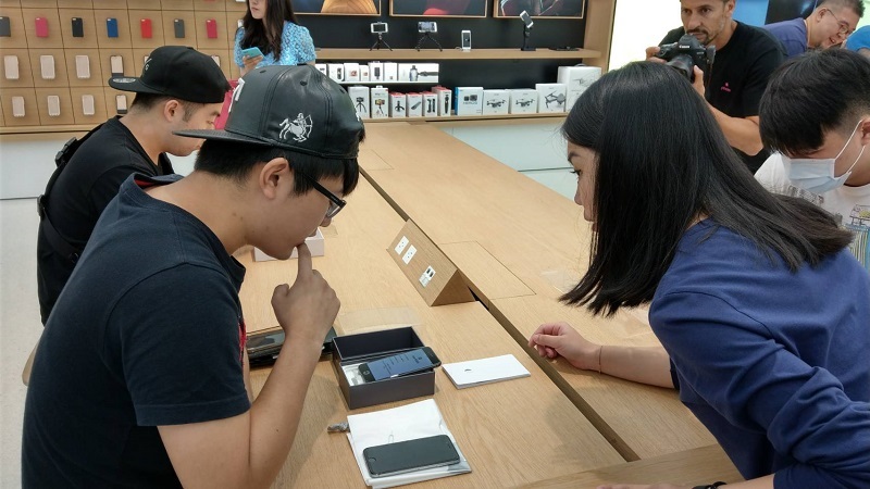 台灣版 iPhone 8 已經正式開賣。(圖片來源/記者劉惠琴攝 )