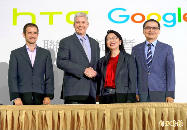 宏達電宣布與Google簽署合作協議,董事長暨執行長王雪紅(右二)與Google硬體資深副總裁 Rick Osterloh(左二)舉行記者會。(圖/記者黃耀徵攝)