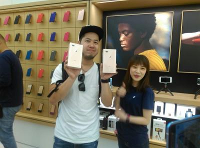 iPhone 8 上市首日蘋果直營店直擊!官網明天開放第二梯次預約可現取 iPhone 8 上市首日蘋果直營店直擊!官網明天開放第二梯次預約可現取