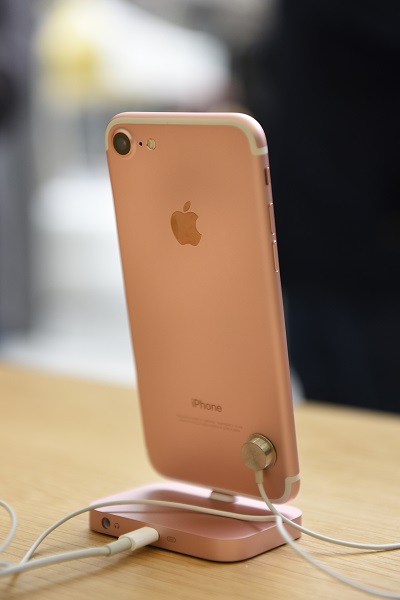 蘋果去年推出iPhone 7 時也曾爆發通話門災情。（圖／彭博社）