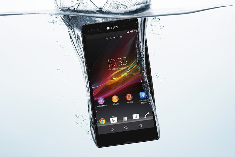 當年 Xperia Z 主打優秀的防水效能,沒想到外型一用就用了四年。(圖片來源/Sony)