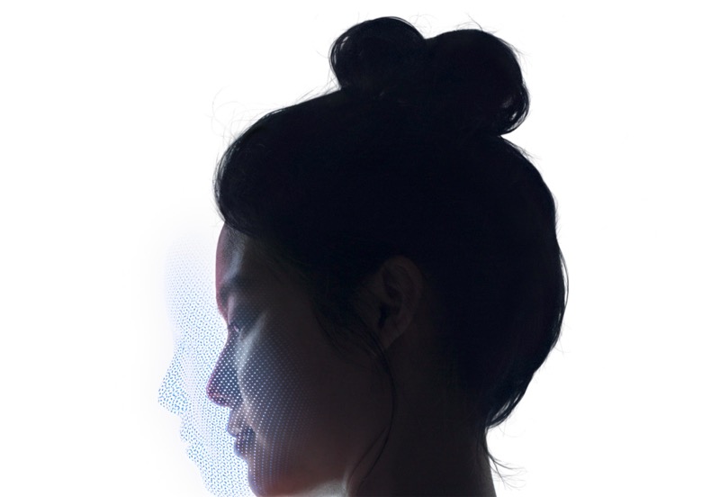 Face ID 將會打 3 萬個不可見光在用戶臉上,以記錄用戶面容。(圖/翻攝自蘋果官網)