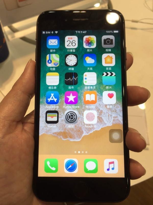 iPhone 8 Plus手機驚傳充電中爆裂。圖非當事手機。（讀者提供）