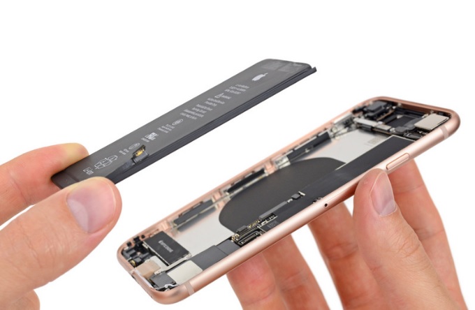 iPhone 8 電池拆解。（圖翻攝自iFixit）