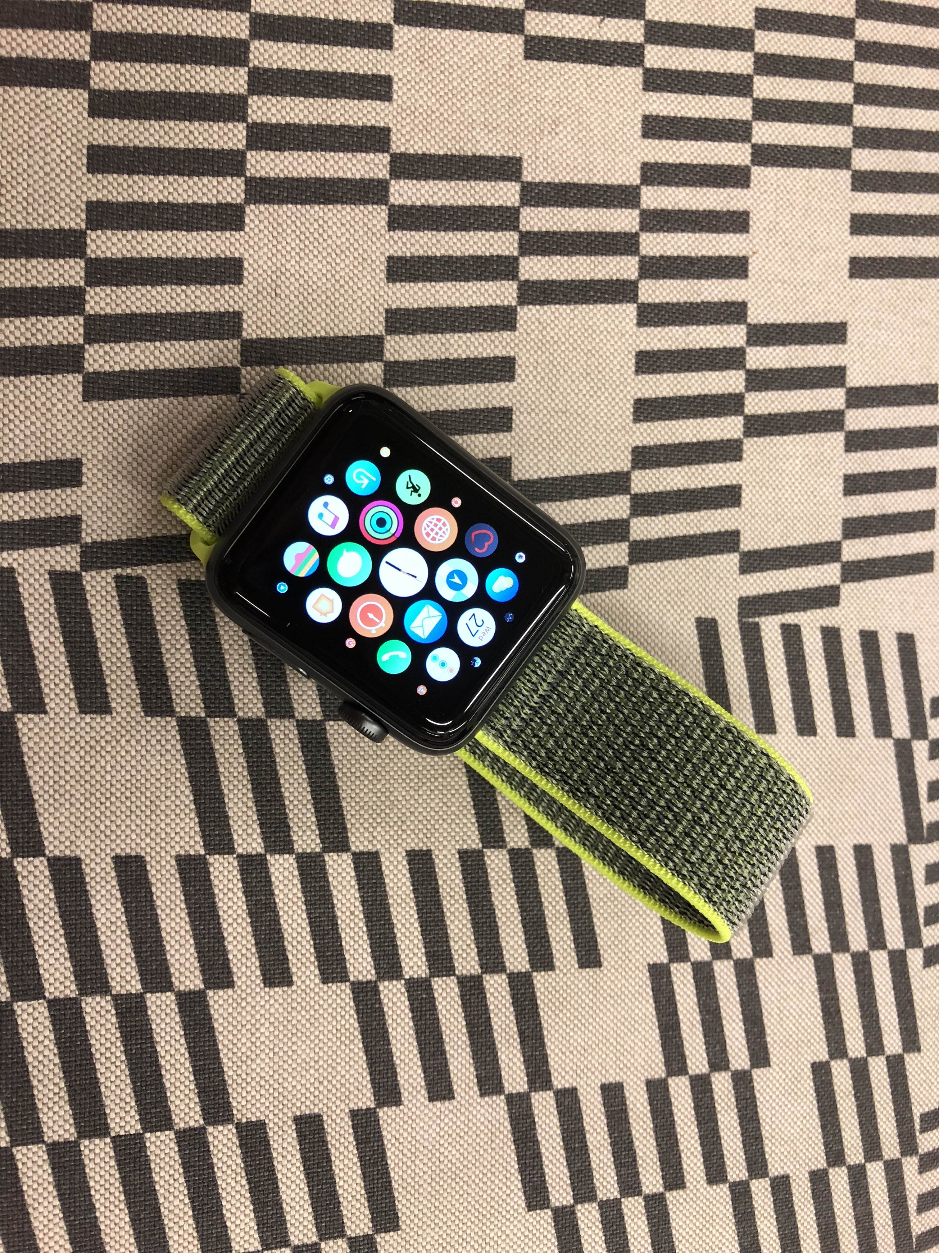 Apple設計了全新的運動錶帶，可使用不傷錶帶的魔鬼氈固定。
