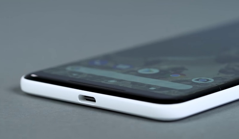 Google 今年推出全新的Pixel 2 系列,機身改用 USB Type-C 取代 3.5mm 孔。(圖翻攝自The Verge)