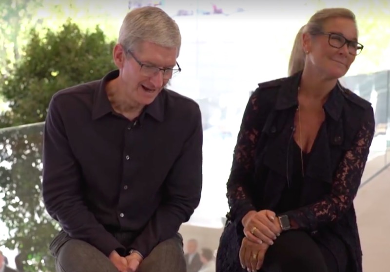 右為安琪拉阿倫茲被問到是否接任 CEO 的反應（圖／翻攝自《BuzzFeed》）
