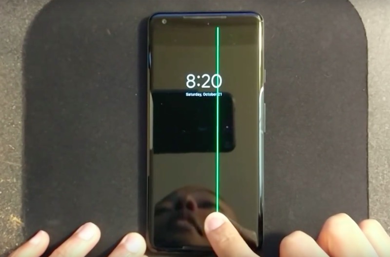 如果按壓 Pixel 2 XL 可能會跑出綠線(圖/翻攝自 YouTube)