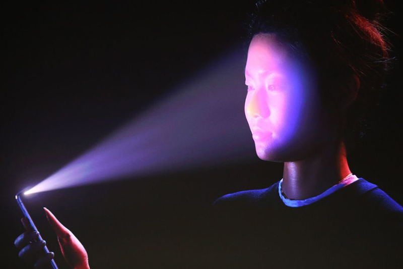 Face ID 將會打 3 萬個不可見光在用戶臉上,以記錄用戶面容。(圖片來源/The Verge)