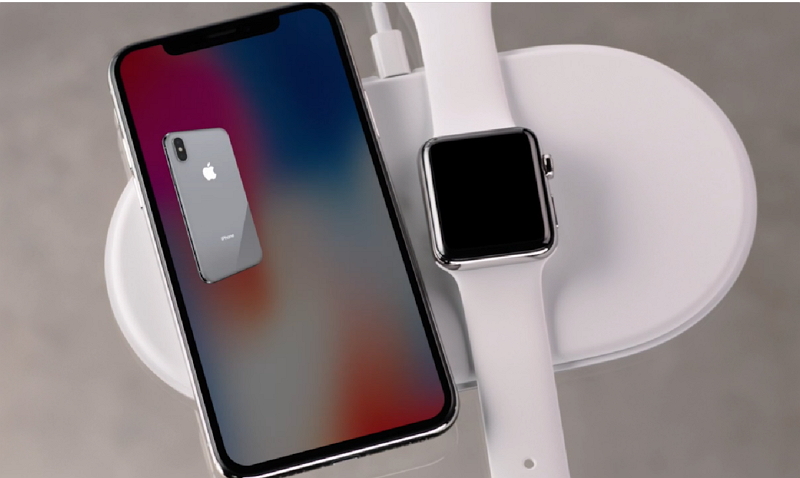 首款搭載5.8吋OLED螢幕的iPhone X，支援無線充電功能。 (圖翻攝自Apple官網影片)