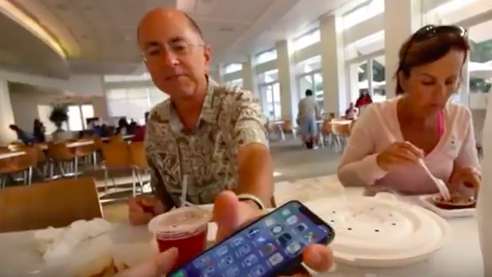 影片可見是工程師老爸自己將 iPhone X 拿給女兒（圖／翻攝自 YouTube）
