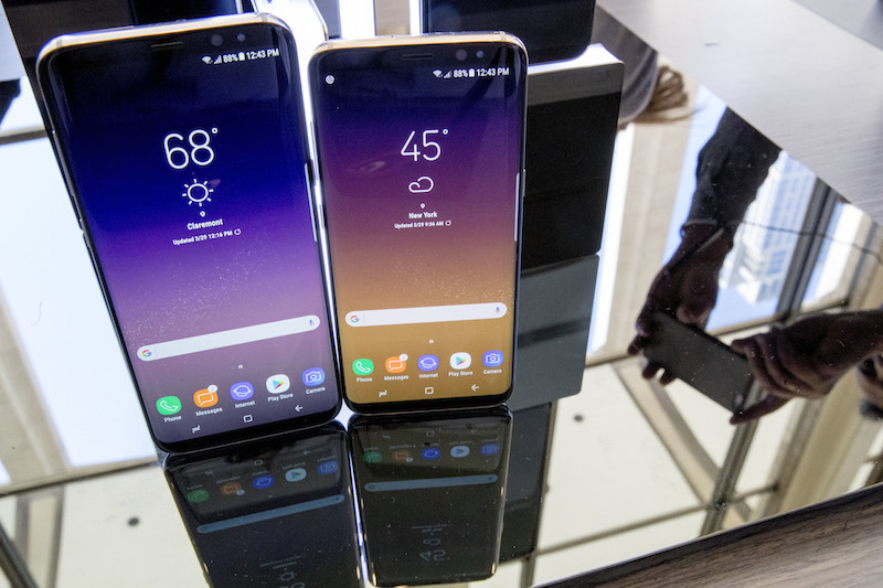 三星Galaxy S8、S8 Plus 內建有Bixby智慧語音助理功能,按下機身左邊的快捷鍵,即可一鍵啟動。(圖片來源/彭博社)