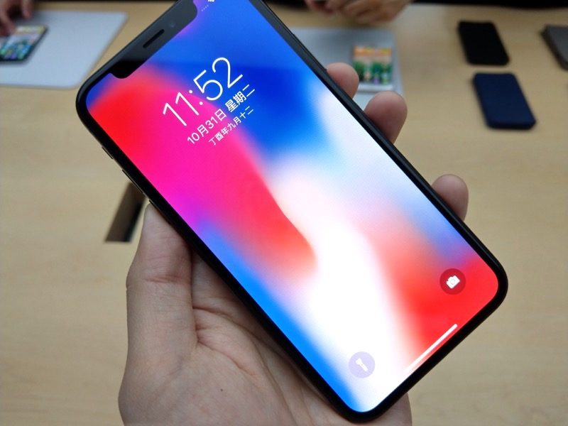 本次 iPhone X 的銀色與太空灰版都採用黑色正面邊框（圖／記者黃敬淳攝）
