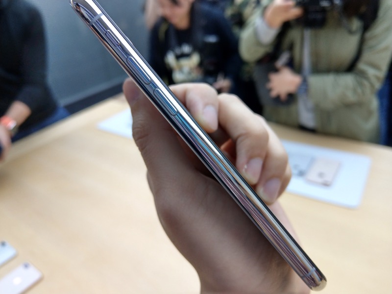 銀色版 iPhone X 的側邊不鏽鋼邊框（圖／記者黃敬淳攝）
