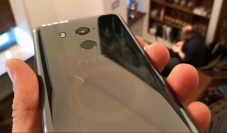 HTC U11 Plus傳出將可支援無線充電功能。(圖翻攝自 SLASHLEAKS)