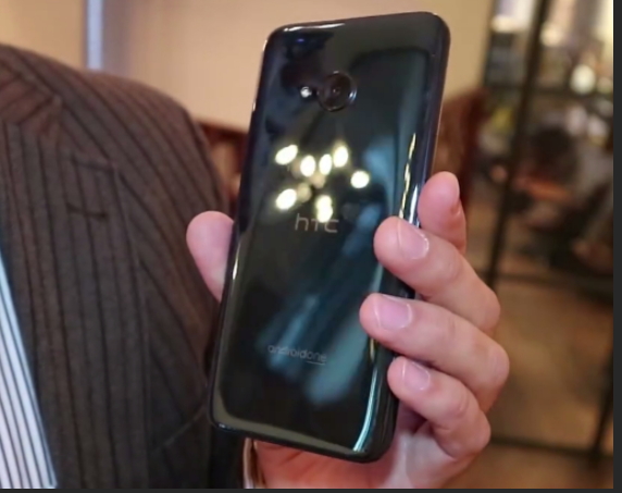 HTC U11 Life機背出現Android One的字樣,推測將搭載Android One 原生系統。(圖翻攝自 SLASHLEAKS)