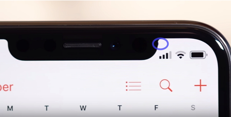 機身頂端的劉海邊緣出現小黑點。(圖擷取自AppleInsider影片)