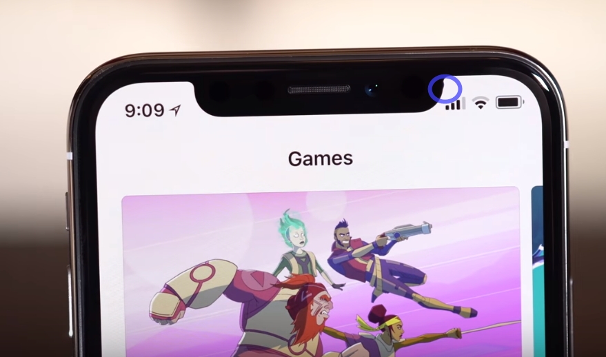 機身頂端的劉海邊緣出現小黑點。(圖擷取自AppleInsider影片)