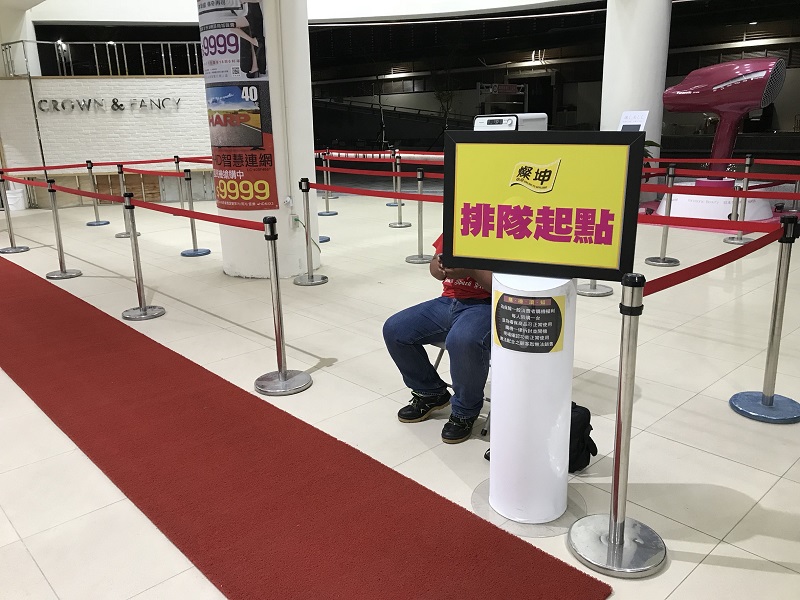 燦坤內湖旗艦店昨晚10/31日已有第一位果粉現蹤於現場排隊。