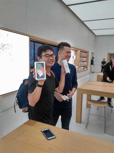 (影片) iPhone X 首賣直擊果粉超嗨!蘋果官網出貨縮短 3至4週 (影片) iPhone X 首賣直擊果粉超嗨!蘋果官網出貨縮短 3至4週