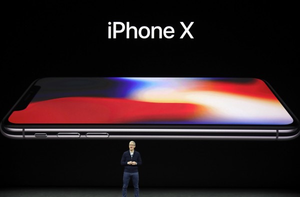 蘋果公司(Apple)推出10週年紀念機iPhone X,最便宜的要價新台幣3萬5900元,是iPhone史上最貴的機型。(美聯社資料照)