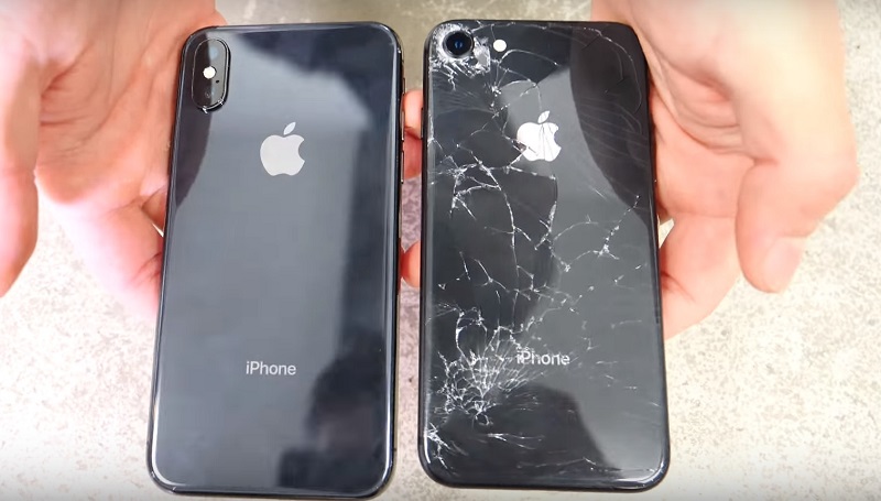 iPhone 8 玻璃機身背蓋，摔落後出現明顯的裂痕。(圖翻攝自EverythingApplePro YouTube影片)