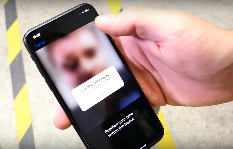在頭部位置高度落下後，iPhone X 雖沒有出現裂痕，但TrueDepth受撞擊，以致臉部辨識功能無法順利啟動。(圖翻攝自EverythingApplePro YouTube影片)