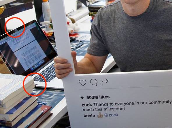 祖克柏將自己筆電的鏡頭、麥克風用膠布貼起來（圖／翻攝自祖克柏臉書）
