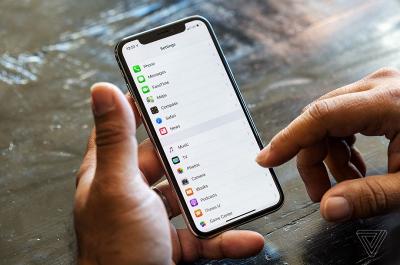 4.7吋 iPhone真的要掰了?分析師: 2018年將有3款全螢幕 iPhone「劉海」新機 4.7吋 iPhone真的要掰了?分析師: 2018年將有3款全螢幕 iPhone「劉海」新機