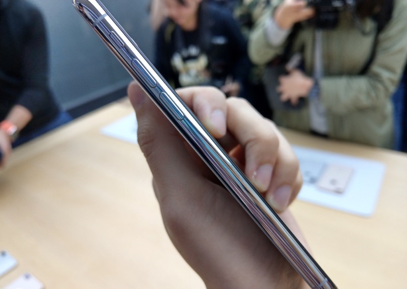 iPhone X 正常情況下的邊框(圖/記者黃敬淳攝)