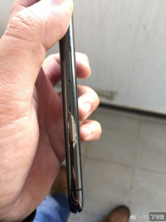 與 iPhone 5 一樣,主要傳出掉漆的 iPhone X 機型都是深色的太空灰(圖/翻攝自微博)