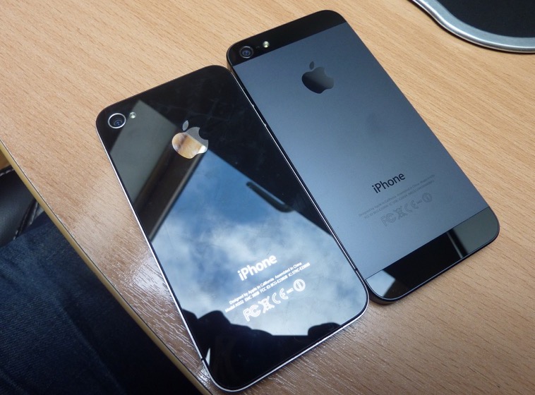 左為 iPhone 4s,右為 iPhone 5。後來這個在特定光線下會帶點藍色質感的深色因為容易掉漆,被蘋果移除,改用後來不少蘋果產品都使用的「太空灰」(圖/翻攝自 Flickr)