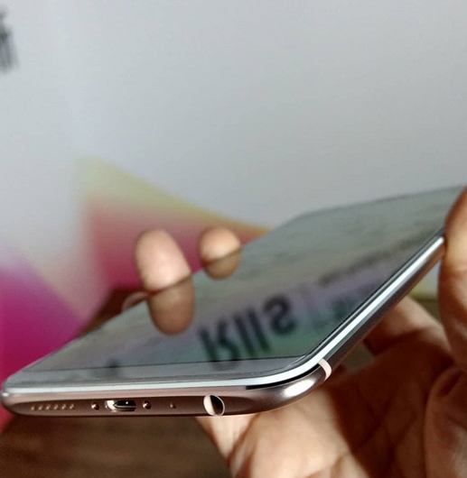 OPPO R11s 機身的上下兩底端,採用特殊凹槽的月牙彎設計,可讓音量不被手擋住。(圖記者劉惠琴攝)