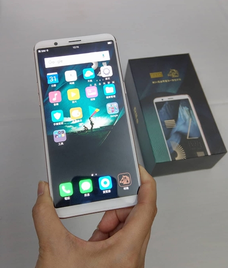 OPPO 為本屆金馬獎唯一手機贊助商,特別打造專屬的「R11s 金馬雷雕限定版」,相機圖示採用金馬圖騰,內建金馬獎的鈴聲,機背並有雷雕,為非賣品。(圖記者劉惠琴攝)