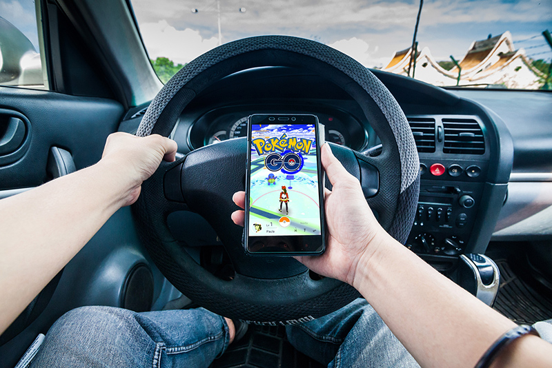 許多《Pokémon Go》造成的車禍問題是因為玩家邊開車邊捕捉神奇寶貝。(圖片來源/Dolmanlaw)